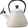 Le Creuset Fluitketel Kone - Meringue -Le Creuset 1132x1200