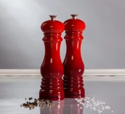 Le Creuset Pepermolen - 21cm - Kersenrood 7 Le Creuset Pepermolen - 21cm - Kersenrood -Le Creuset 1200x1089