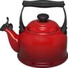 Le Creuset Tradition Fluitketel - 2.1 L - Kersenrood 2 Le Creuset Tradition Fluitketel - 2.1 L - Kersenrood -Le Creuset 1200x1188