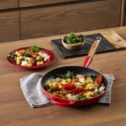 Le Creuset Koekenpan Signature Kersenrood - ø 28 Cm / 2.6 Liter - Geëmailleerde Anti-aanbaklaag 13 Le Creuset Koekenpan Signature Kersenrood - ø 28 Cm / 2.6 Liter - Geëmailleerde Anti-aanbaklaag -Le Creuset 1200x1200 21