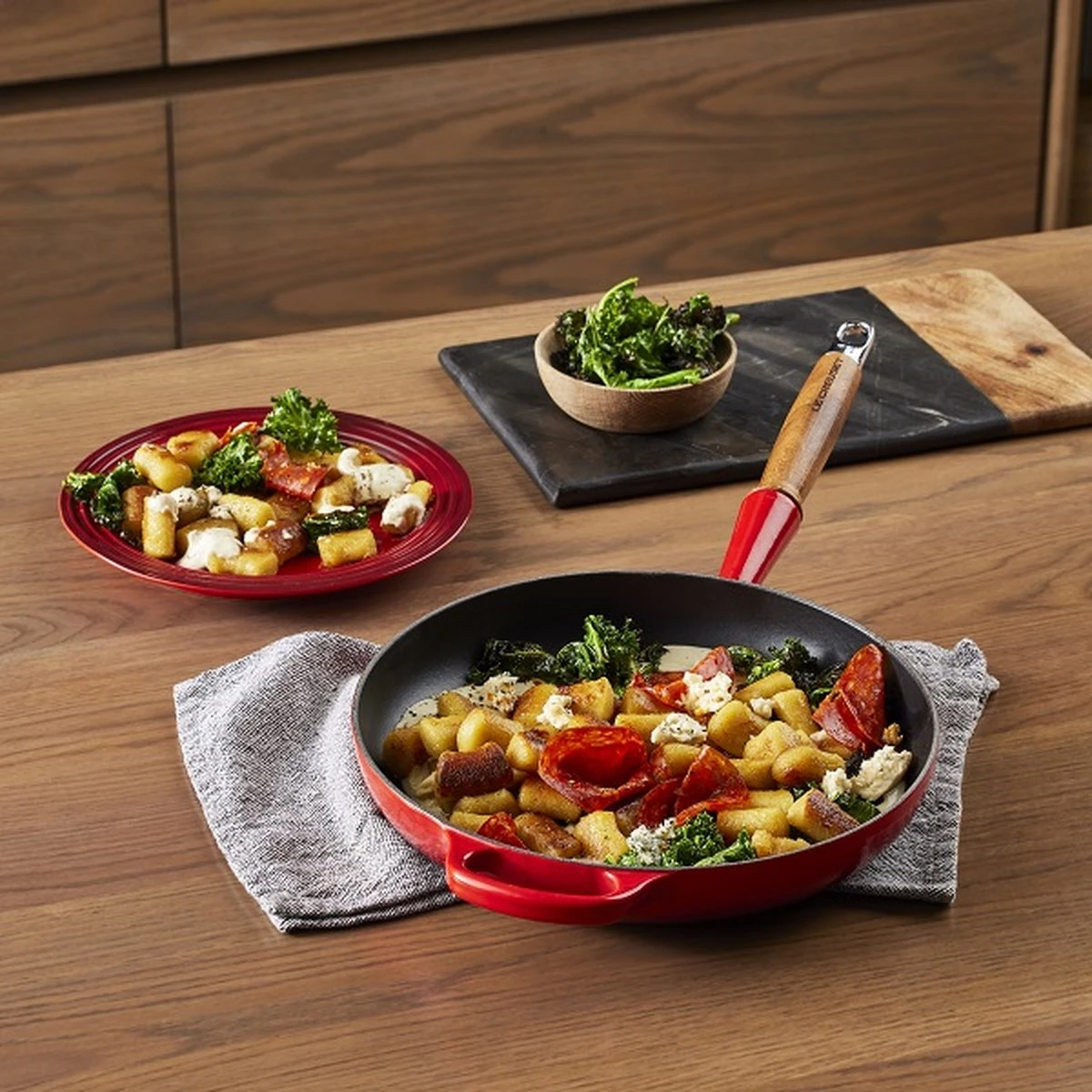 Le Creuset Koekenpan Signature Kersenrood - ø 28 Cm / 2.6 Liter - Geëmailleerde Anti-aanbaklaag 8 Le Creuset Koekenpan Signature Kersenrood - ø 28 Cm / 2.6 Liter - Geëmailleerde Anti-aanbaklaag - Afbeelding 6