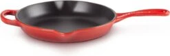 Le Creuset - Gietijzeren Ronde Skillet In Kersenrood 23cm 13 Le Creuset - Gietijzeren Ronde Skillet In Kersenrood 23cm -Le Creuset 1200x397