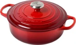 Le Creuset - Gietijzeren - Lage Braadpan - 24cm - Kersenrood 37 Le Creuset - Gietijzeren - Lage Braadpan - 24cm - Kersenrood -Le Creuset 1200x719