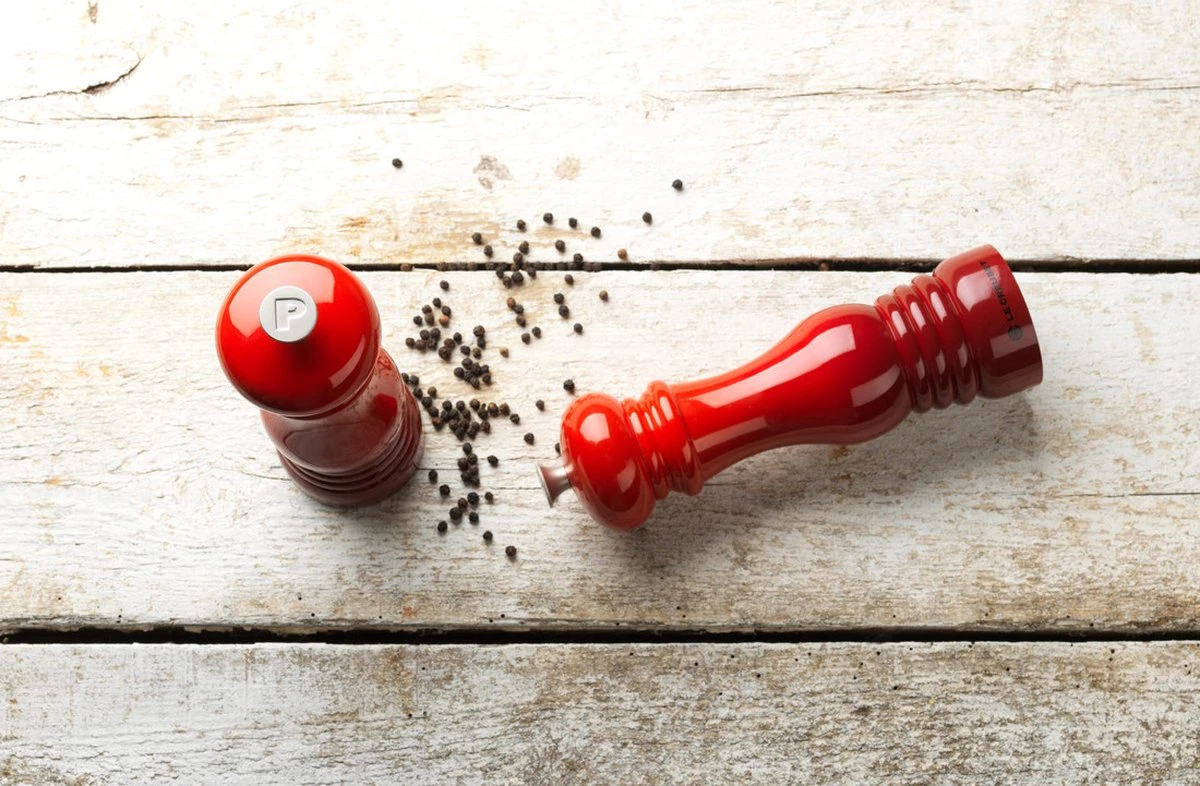 Le Creuset Pepermolen - 21cm - Kersenrood 4 Le Creuset Pepermolen - 21cm - Kersenrood - Afbeelding 2