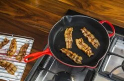 Le Creuset - Gietijzeren Ronde Skillet In Kersenrood 23cm 12 Le Creuset - Gietijzeren Ronde Skillet In Kersenrood 23cm -Le Creuset 1200x787