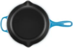 Le Creuset - Gietijzeren Ronde Skillet In Azure 23cm 8 Le Creuset - Gietijzeren Ronde Skillet In Azure 23cm -Le Creuset 1200x798