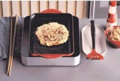 Le Creuset - Gietijzeren Grillplaat - 32x22cm - Kersenrood 11 Le Creuset - Gietijzeren Grillplaat - 32x22cm - Kersenrood -Le Creuset 1200x807