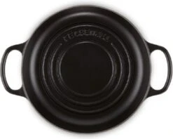 Le Creuset Broodpan Signature Mat Zwart - ø 24 Cm / 1.6 Liter 21 Le Creuset Broodpan Signature Mat Zwart - ø 24 Cm / 1.6 Liter -Le Creuset 1200x964