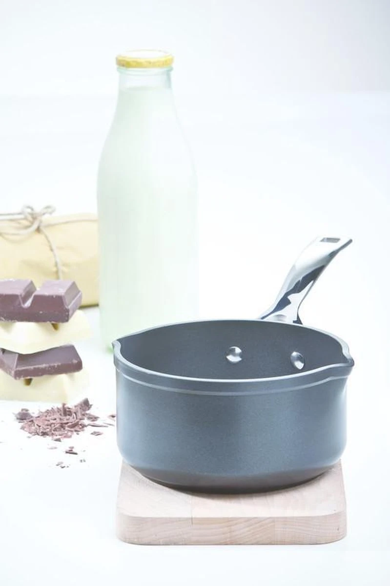 Le Creuset Steelpan - 2 Schenktuiten - Les Forgées TNS - ø 16 Cm / 1.6 Liter 4 Le Creuset Steelpan - 2 Schenktuiten - Les Forgées TNS - ø 16 Cm / 1.6 Liter - Afbeelding 2