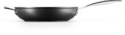 Le Creuset Sauteerpan Les Forgées TNS - ø 28 Cm / 3.2 Liter - Standaard Anti-aanbaklaag 13 Le Creuset Sauteerpan Les Forgées TNS - ø 28 Cm / 3.2 Liter - Standaard Anti-aanbaklaag -Le Creuset LC 20190328 ZS PS FS 51101280010202 003 1