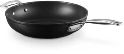 Le Creuset Sauteerpan Les Forgées TNS - ø 28 Cm / 3.2 Liter - Standaard Anti-aanbaklaag 15 Le Creuset Sauteerpan Les Forgées TNS - ø 28 Cm / 3.2 Liter - Standaard Anti-aanbaklaag -Le Creuset LC 20190328 ZS PS FS 51101280010202 005