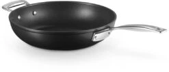 Le Creuset Sauteerpan Les Forgées TNS - ø 26 Cm / 2.7 Liter - Standaard Anti-aanbaklaag 12 Le Creuset Sauteerpan Les Forgées TNS - ø 26 Cm / 2.7 Liter - Standaard Anti-aanbaklaag -Le Creuset LC 20190624 ZS PS FS 51101260010202 005 1
