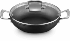 Le Creuset Hapjespan Met Deksel - Les Forgées TNS - ø 24 Cm / 2.3 Liter - Standaard Anti-aanbaklaag -Le Creuset LC 20190624 ZS PS FS 51107240010502 002