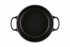 Le Creuset Braadpan Signature - Mat Zwart - ø 24 Cm / 4.2 Liter 10 Le Creuset Braadpan Signature - Mat Zwart - ø 24 Cm / 4.2 Liter -Le Creuset LC 20191105 HL PS FS 21177280000430 0055B15D
