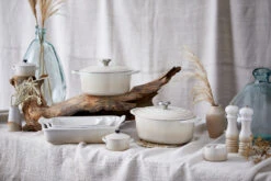 Le Creuset Braadpan Signature - Meringue - ø 26 Cm / 5.3 Liter 10 Le Creuset Braadpan Signature - Meringue - ø 26 Cm / 5.3 Liter -Le Creuset RS9584 New Meringue Range Shot f2.8 RETOUCHED lpr