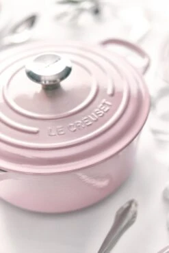 Le Creuset Braadpan Signature - Shell Pink - ø 24 Cm / 4.2 Liter 10 Le Creuset Braadpan Signature - Shell Pink - ø 24 Cm / 4.2 Liter -Le Creuset le creuset braadpan shell pink sfeerbeeld 2