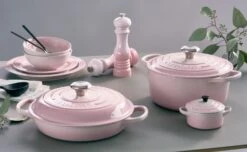 Le Creuset Braadpan Signature - Campagnard - Shell Pink - ø 26 Cm / 2.2 Liter 10 Le Creuset Braadpan Signature - Campagnard - Shell Pink - ø 26 Cm / 2.2 Liter -Le Creuset le creuset shell pink sfeerbeeld