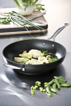 Le Creuset Sauteerpan Les Forgées TNS - ø 30 Cm / 3.7 Liter - Standaard Anti-aanbaklaag 11 Le Creuset Sauteerpan Les Forgées TNS - ø 30 Cm / 3.7 Liter - Standaard Anti-aanbaklaag -Le Creuset le creuset sauteerpan 28cm eten