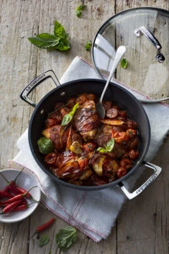 Le Creuset Hapjespan Met Deksel - Les Forgées TNS - ø 24 Cm / 2.3 Liter - Standaard Anti-aanbaklaag -Le Creuset le creuset sauteerpan met deksel 24cm sfeer2