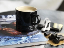 Le Creuset Mok - Ebbenzwart - 350 Ml 7 Le Creuset Mok - Ebbenzwart - 350 Ml -Le Creuset le creuset theemok zwart sfeer