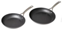 Le Creuset Koekenpannenset Les Forgées TNS - ø 24 En 28 Cm - Standaard Anti-aanbaklaag 17 Le Creuset Koekenpannenset Les Forgées TNS - ø 24 En 28 Cm - Standaard Anti-aanbaklaag -Le Creuset product 1 2