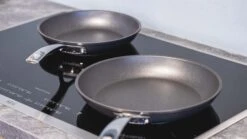 Le Creuset Koekenpannenset Les Forgées TNS - ø 24 En 28 Cm - Standaard Anti-aanbaklaag 19 Le Creuset Koekenpannenset Les Forgées TNS - ø 24 En 28 Cm - Standaard Anti-aanbaklaag -Le Creuset sfeer 1 2